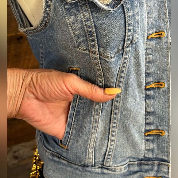 💥 Levi’s Star Studded Denim Trucker Vest 💥
✨All-American Classic sz Medium EUC - Picture 6 of 11